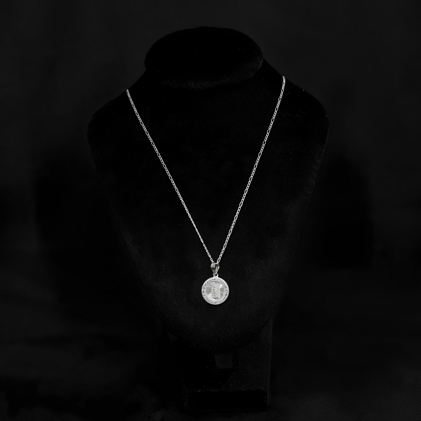 Dije Circular Virgen de Guadalupe Plata .925 con Zirconias y Cadena de 40/45 cm